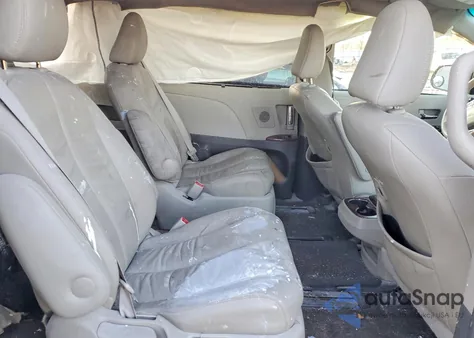 2014 Toyota Sienna Xle 7-Passenger z USA, uszkodzony, nr VIN 5TDDK3DCXES073592